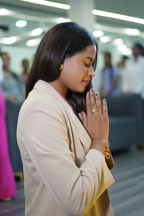 theblossomvoice prayering woman